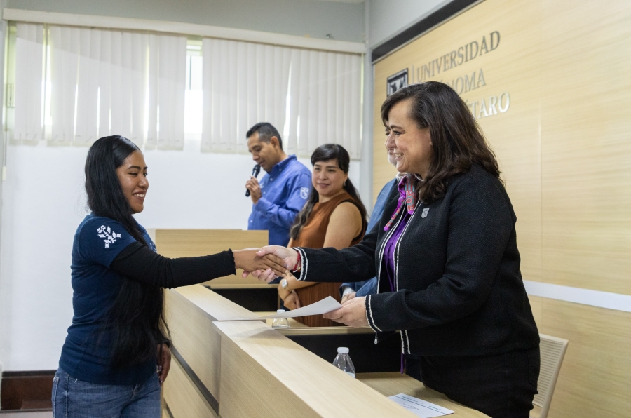 La Rectora Amaya entregando diploma académico en el campus Amealco