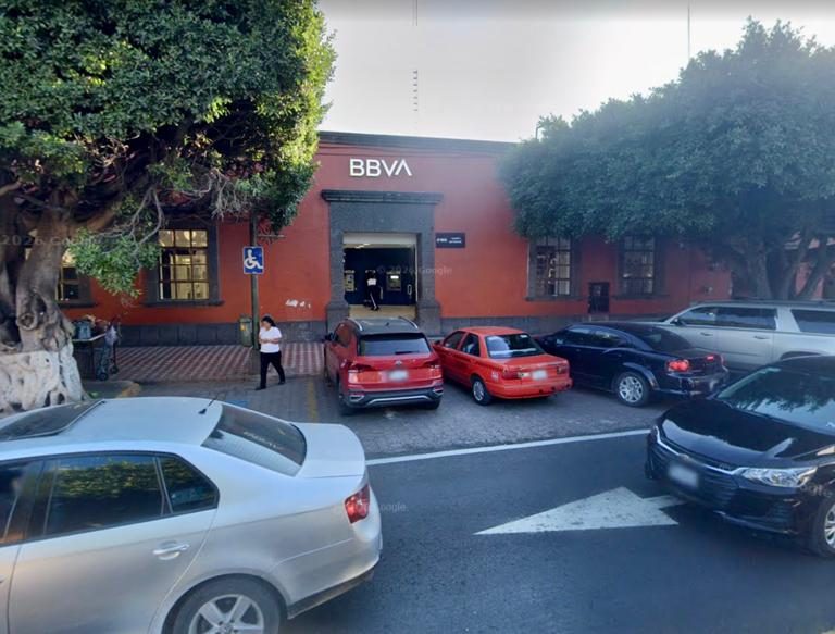 Fachada del BBVA de SJR sobre avenida Benito Juárez