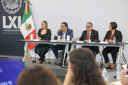 Diputados integrantes de distintas bancadas durante la glosa del quinto informe de gobierno