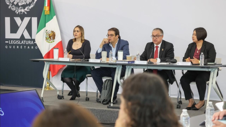 Diputados integrantes de distintas bancadas durante la glosa del quinto informe de gobierno