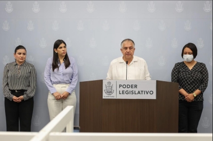 El Diputado local Sinuhé Piedragil en conferencia de prensa