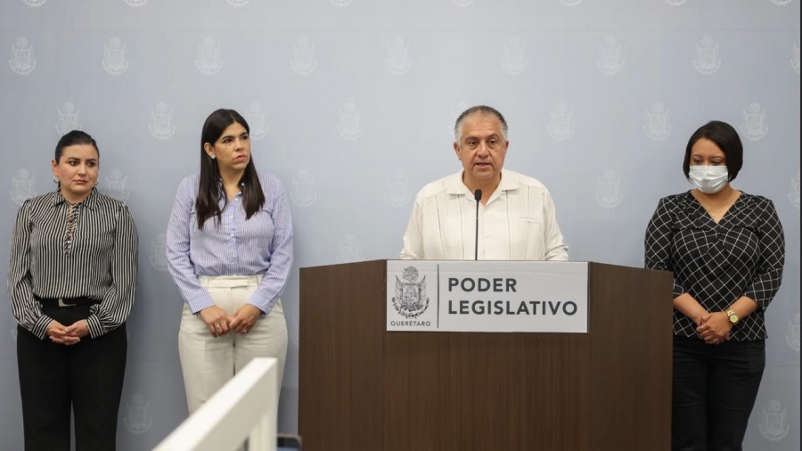El Diputado local Sinuhé Piedragil en conferencia de prensa