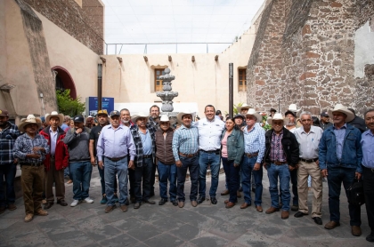 El Presidente durante su segundo día de actividades con respecto a su 5to informe de gobierno en reunión con ejidatarios