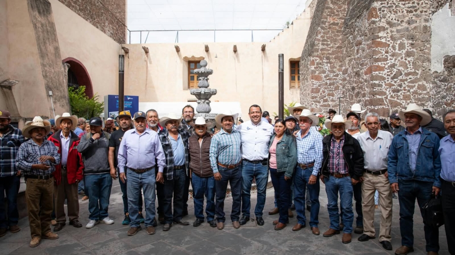 El Presidente durante su segundo día de actividades con respecto a su 5to informe de gobierno en reunión con ejidatarios