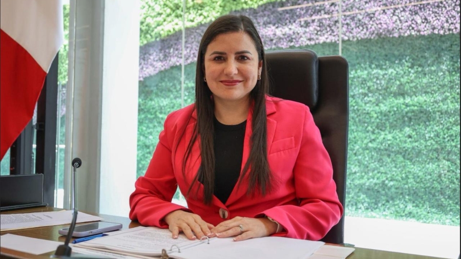 La Diputada lOCAL Leonor Mejía en la mesa directiva del pleno del congreso de Querétaro