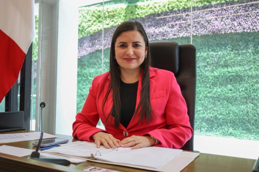 La Diputada lOCAL Leonor Mejía en la mesa directiva del pleno del congreso de Querétaro
