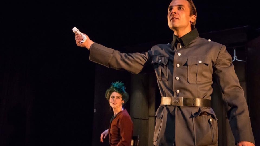 El actor francés Arnaud Denis en personaje durante obra teatral