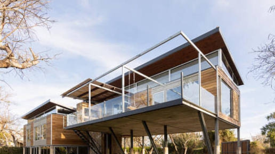 Volado estructural e integración topográfica en la fachada de Casa Negra