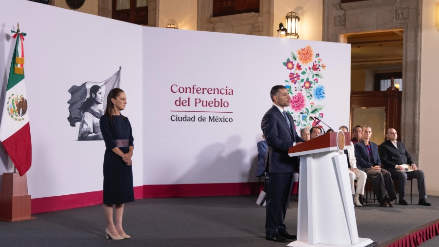 La Presidenta escucha atenta la explicación de secretario Harfuch
