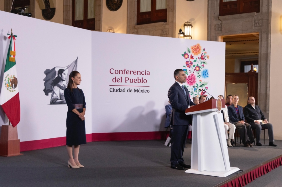 La Presidenta escucha atenta la explicación de secretario Harfuch