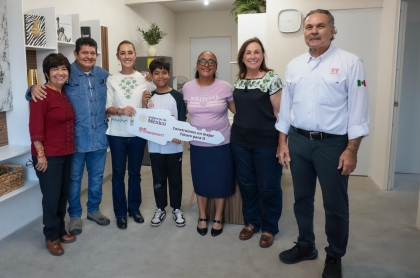 La Presidenta Claudia Sheinbaum en la entrega de una de las viviendas para el bienestar a una familia veracruzana