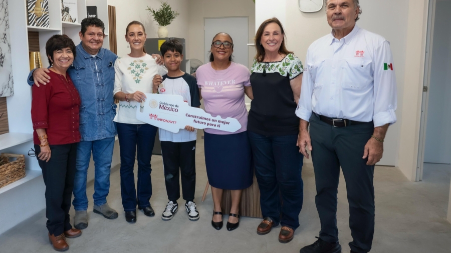 La Presidenta Claudia Sheinbaum en la entrega de una de las viviendas para el bienestar a una familia veracruzana
