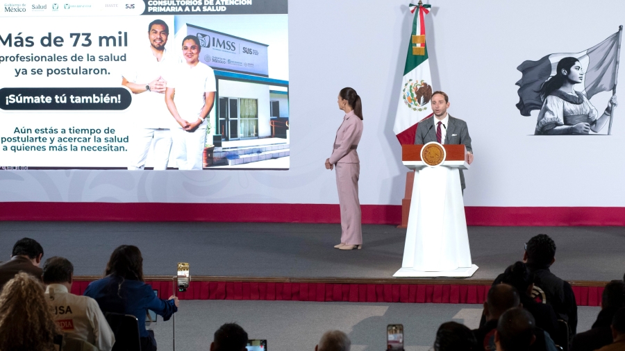 La Presidenta observa la presentación del servicio universal de salud