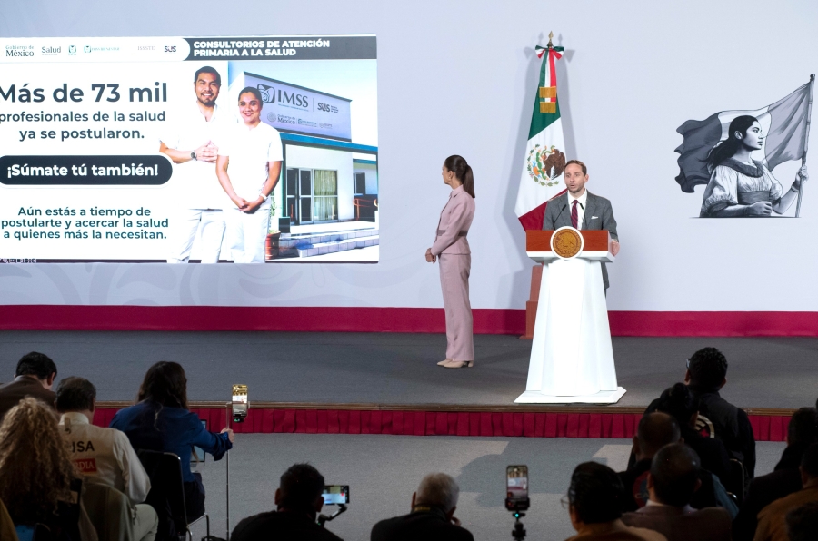 La Presidenta observa la presentación del servicio universal de salud