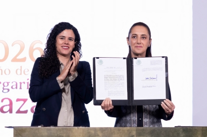 La Presidenta Claudia Sheinbaum muestra el decreto de nacionalidad única