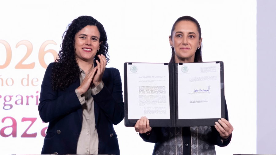 La Presidenta Claudia Sheinbaum muestra el decreto de nacionalidad única