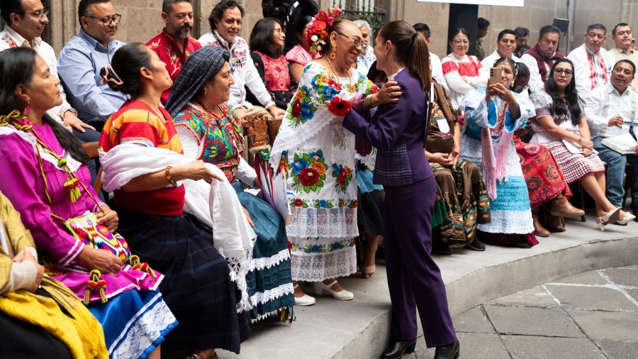 La Presidenta Claudia Sheinbaum recibe en Palacio Nacional a representantes de comunidades indigenas y afromexicanas