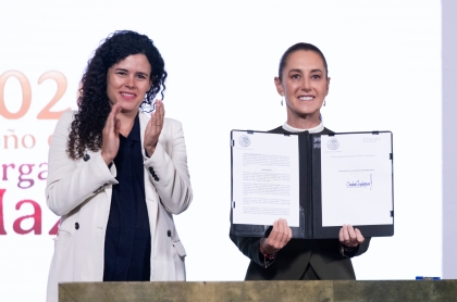 La Presidenta de México mostrando el decreto que acaba de firmar