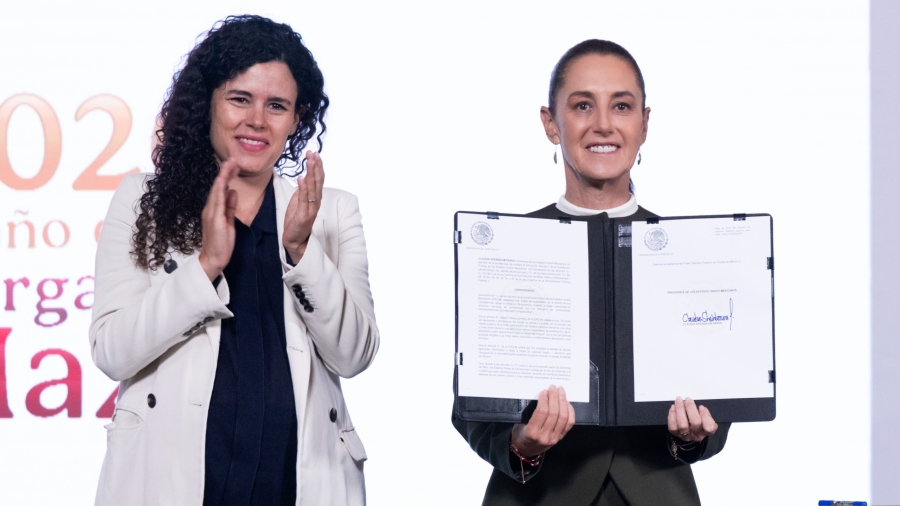 La Presidenta de México mostrando el decreto que acaba de firmar