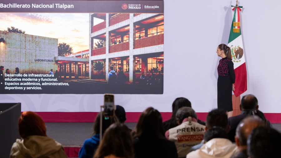 La presidenta observa lo que será en el futuro el proyecto educativo en el que se transformara casa tlalpan