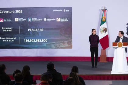 La Presidenta Claudia Sheinbaum escucha la presentación que hace Mario Delgado
