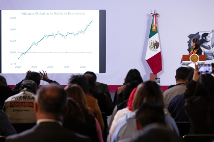 La Presidenta observa los números presentados por la secretaría de hacienda