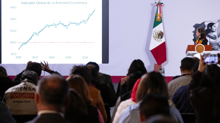La Presidenta observa los números presentados por la secretaría de hacienda
