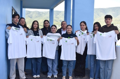 Estudiantes de la UT San Juan posan con su uniforme de trabajo