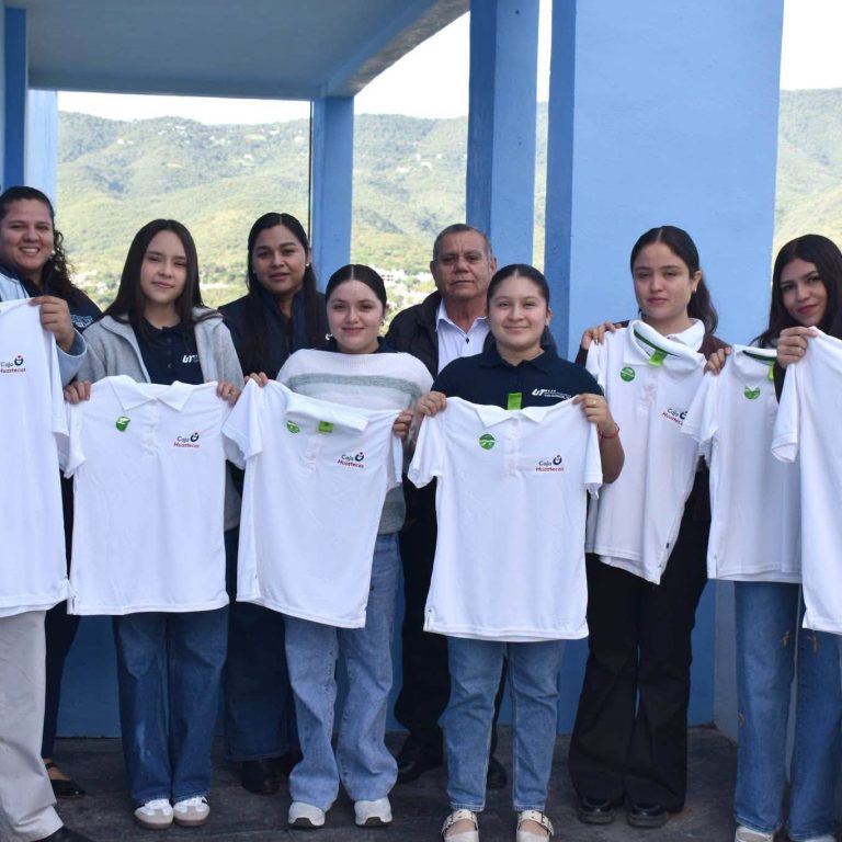 Estudiantes de la UT San Juan posan con su uniforme de trabajo