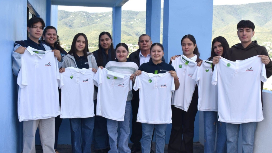 Estudiantes de la UT San Juan posan con su uniforme de trabajo
