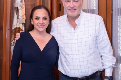 El Gobernador Mauricio Kuri acompañado de la que será la próxima candidata a la Presidencia Municipal de San Juan de Río Tania Ruiz Castro