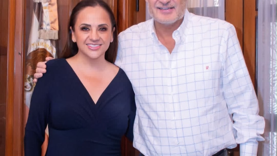 El Gobernador Mauricio Kuri acompañado de la que será la próxima candidata a la Presidencia Municipal de San Juan de Río Tania Ruiz Castro
