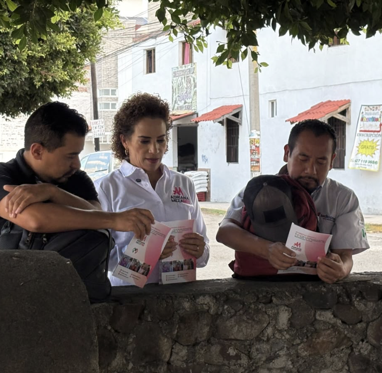 La Diputada Adriana Argaluza con 2 ciudadanos a quienes les explica sus actividades legislativas