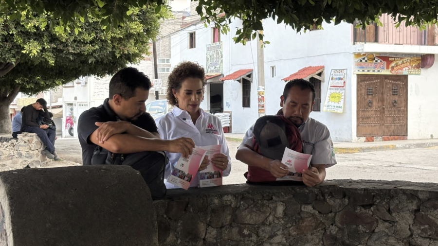 La Diputada Adriana Argaluza con 2 ciudadanos a quienes les explica sus actividades legislativas