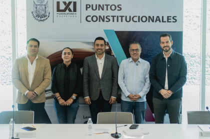 El diputado Enrique Correa acompañado de sus compañeros de comisión de puntos constitucionales
