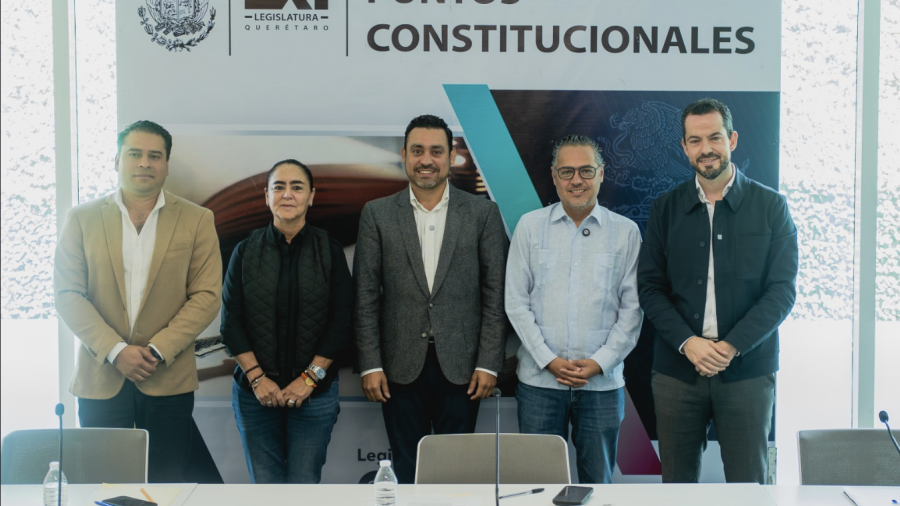 El diputado Enrique Correa acompañado de sus compañeros de comisión de puntos constitucionales