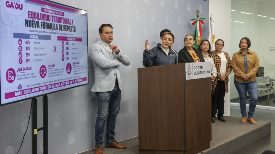 Diputados locales durante la presentación de la nueva iniciativa en conferencia de prensa