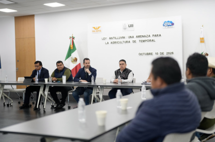 El diputado local Paul Ospital con sus invitados durante el foro de la Ley antilluvias