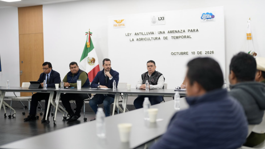 El diputado local Paul Ospital con sus invitados durante el foro de la Ley antilluvias