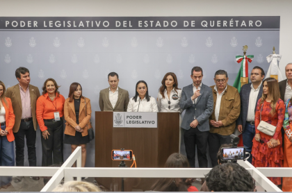 Senadores, diputados federales y locales junto con otros destacados miembros del partido naranja en conferencia de prensa