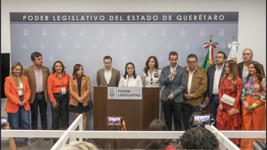 Senadores, diputados federales y locales junto con otros destacados miembros del partido naranja en conferencia de prensa