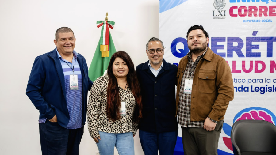 El diputado Enrique Correa acompañado por algunos de los asistentes al foro sobre Salud Mental