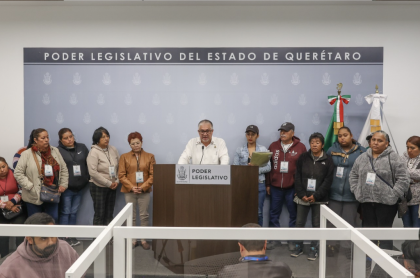 El Diputado Sinuhe Priedragil acompañado de personas que están sufriendo abuso financiero y judicial