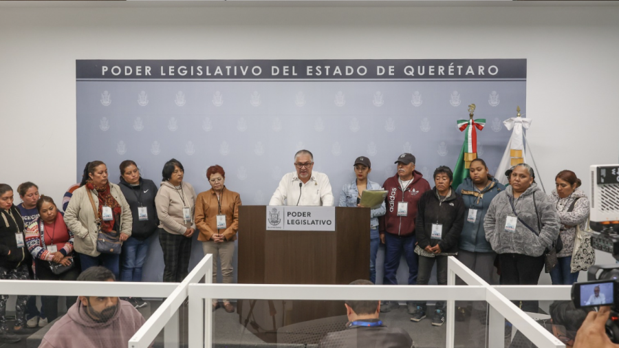 El Diputado Sinuhe Priedragil acompañado de personas que están sufriendo abuso financiero y judicial