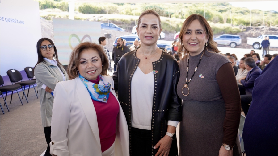 La Diputada Perla Flores durante el evento de la colocación de la primera piedra