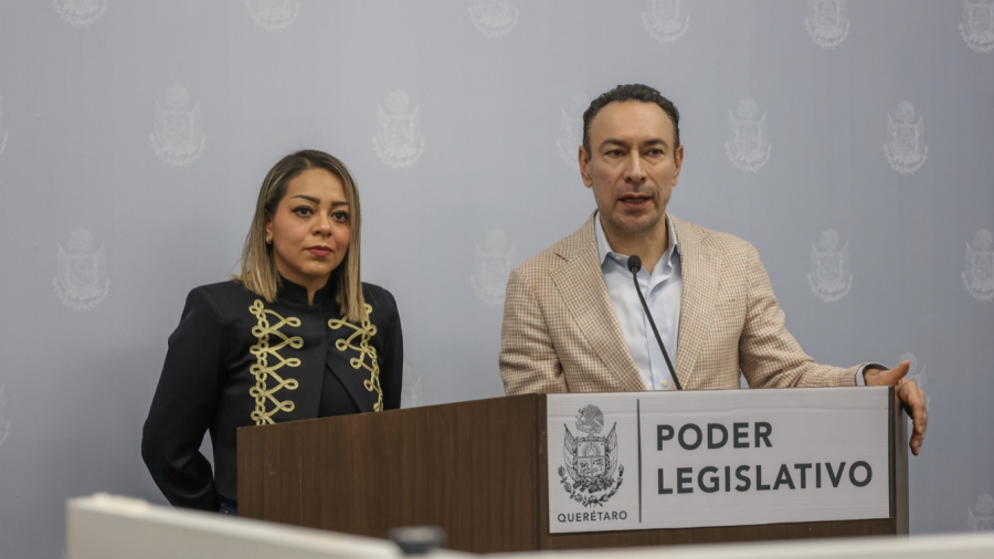 El diputado Arturo Maximiliano junto a la diputa Gina Guzmán en conferencia de prensa