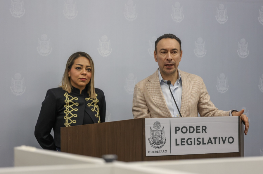El diputado Arturo Maximiliano junto a la diputa Gina Guzmán en conferencia de prensa