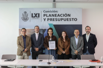Diputados y personal del ESFE durante firma de convenio