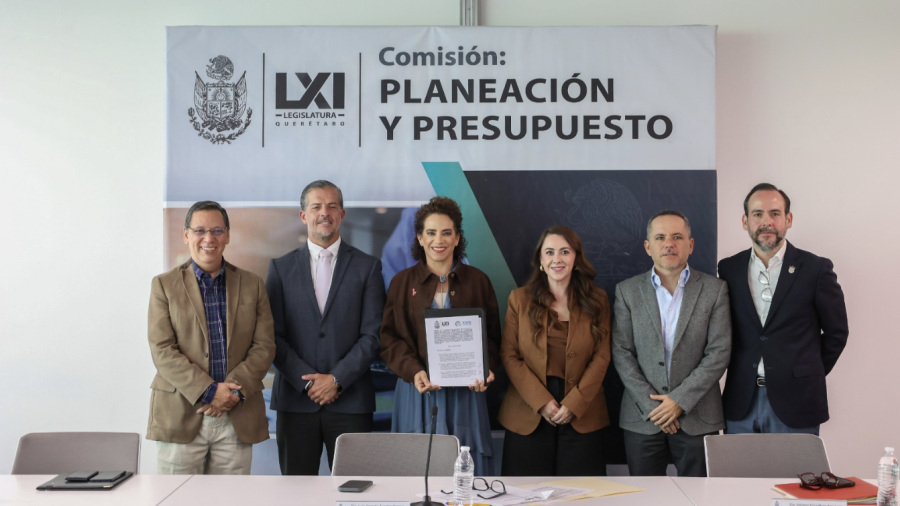 Diputados y personal del ESFE durante firma de convenio