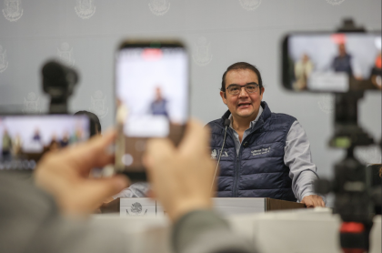 El diputado memo vega a acompañado de su grupo parlamentario en conferencia de prensa